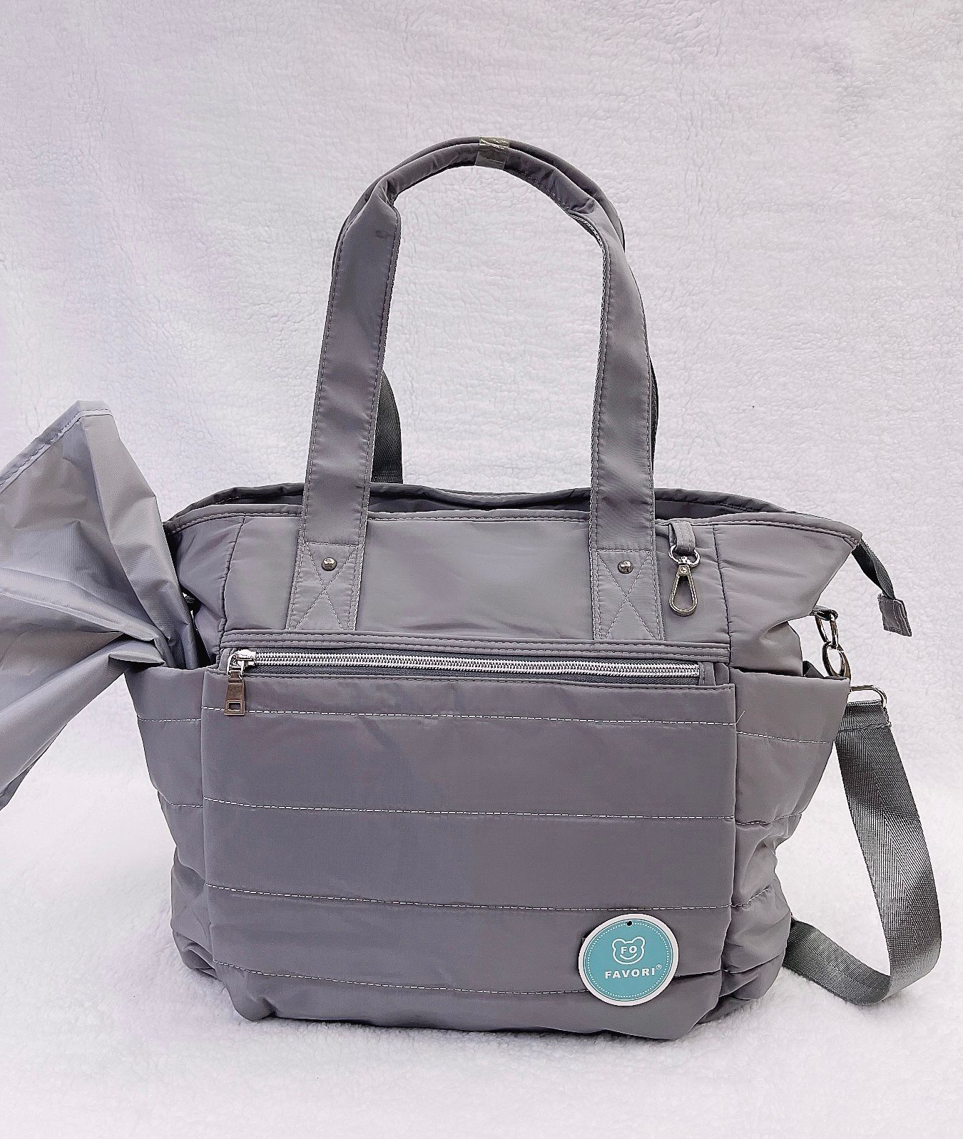 Bolso maternal impermeable mas mudador color gris