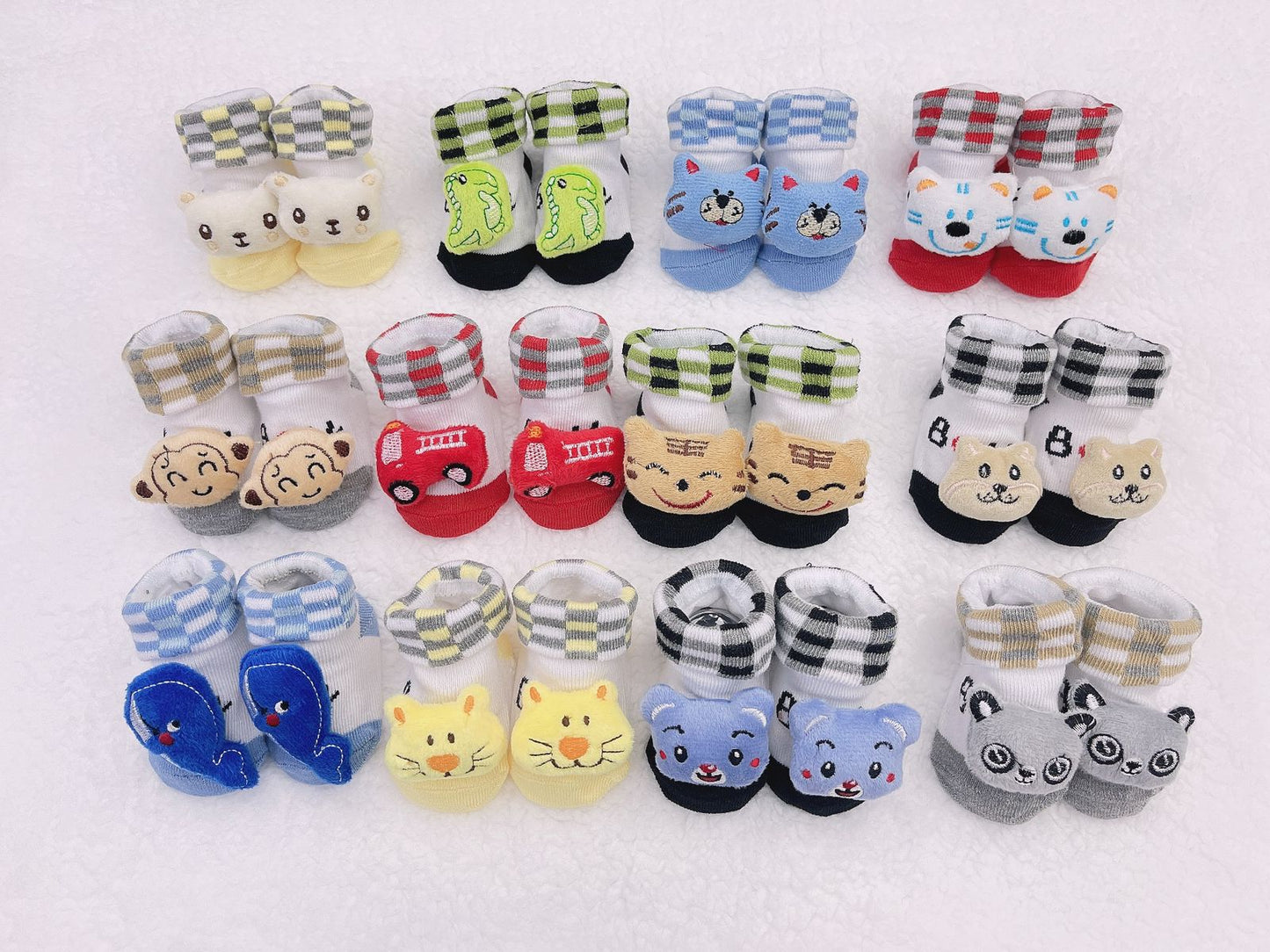 4 pares surtidos de calcetines de algodón tipo botines con diseño en 3D y antideslizante (niño)