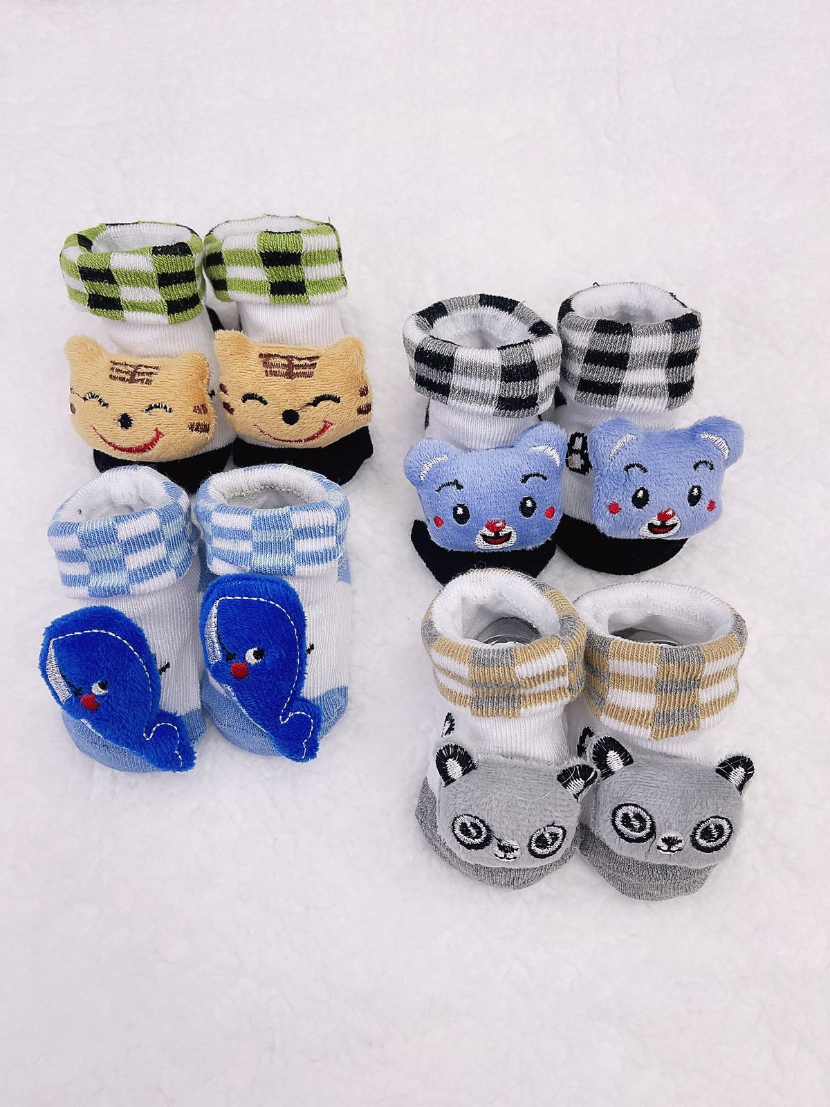 4 pares surtidos de calcetines de algodón tipo botines con diseño en 3D y antideslizante (niño)