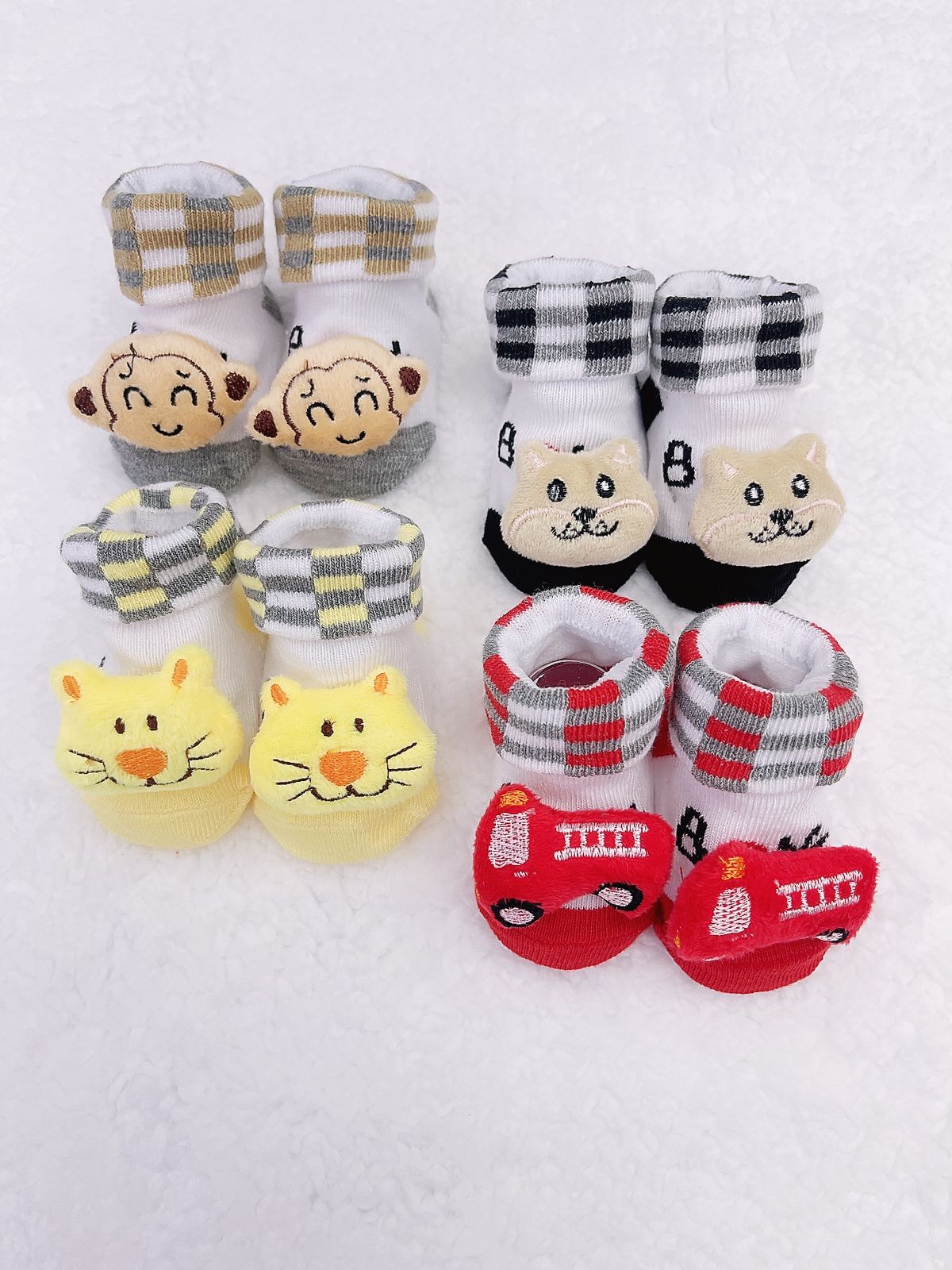 4 pares surtidos de calcetines de algodón tipo botines con diseño en 3D y antideslizante (niño)