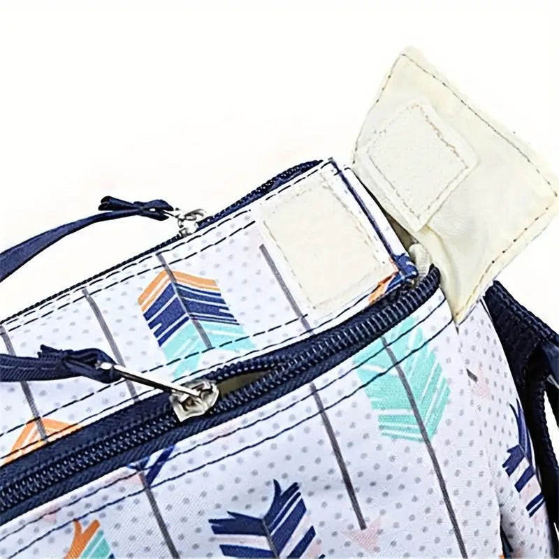 Bolso maternal 5 piezas con diseño de plumas color azul oscuro.