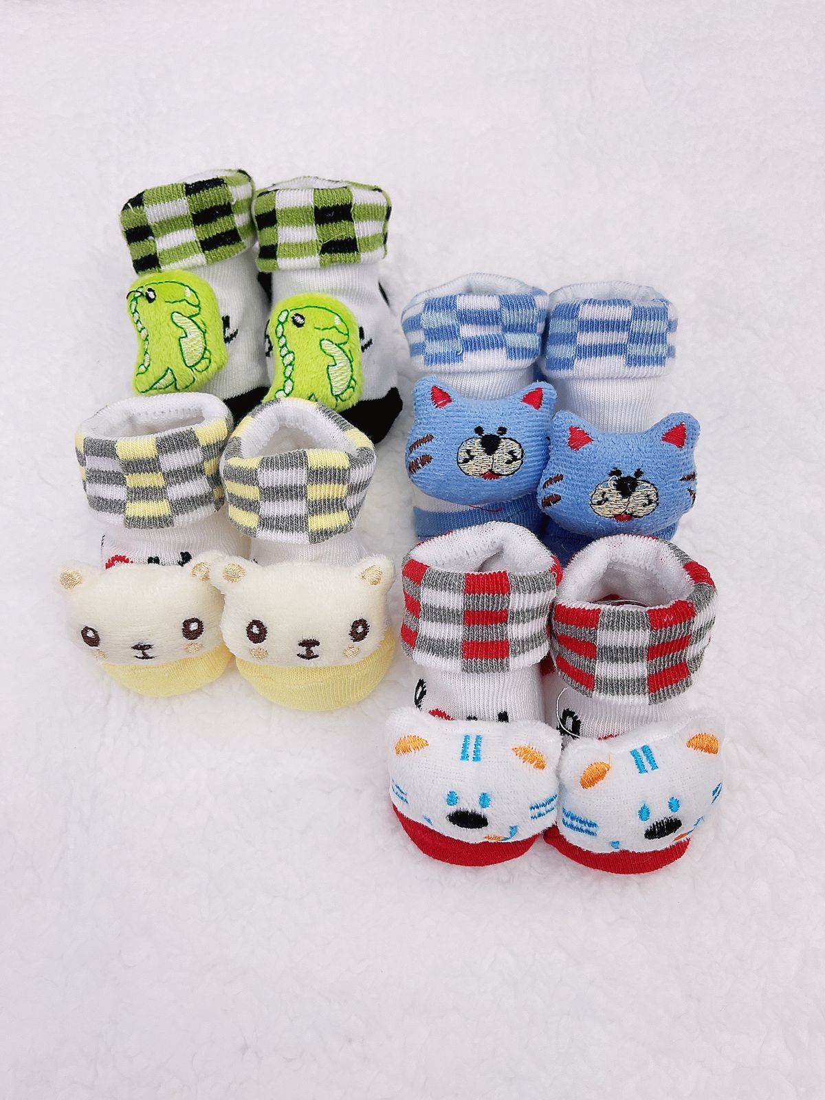 4 pares surtidos de calcetines de algodón tipo botines con diseño en 3D y antideslizante (niño)